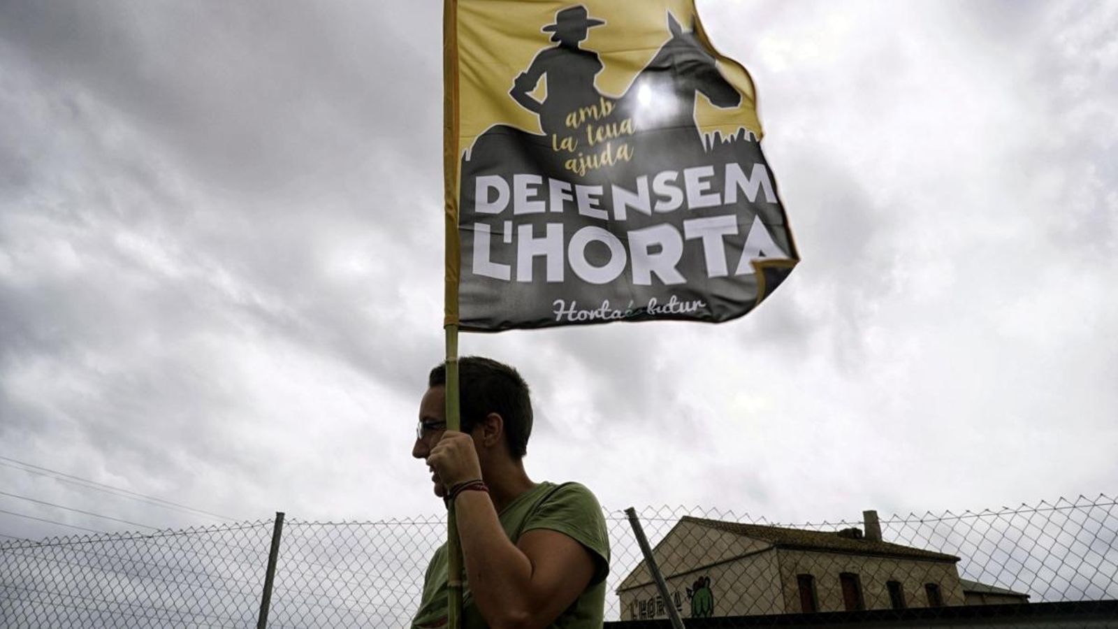 Manifestació davant del Forn de Barraca abans d’enderrocar-lo