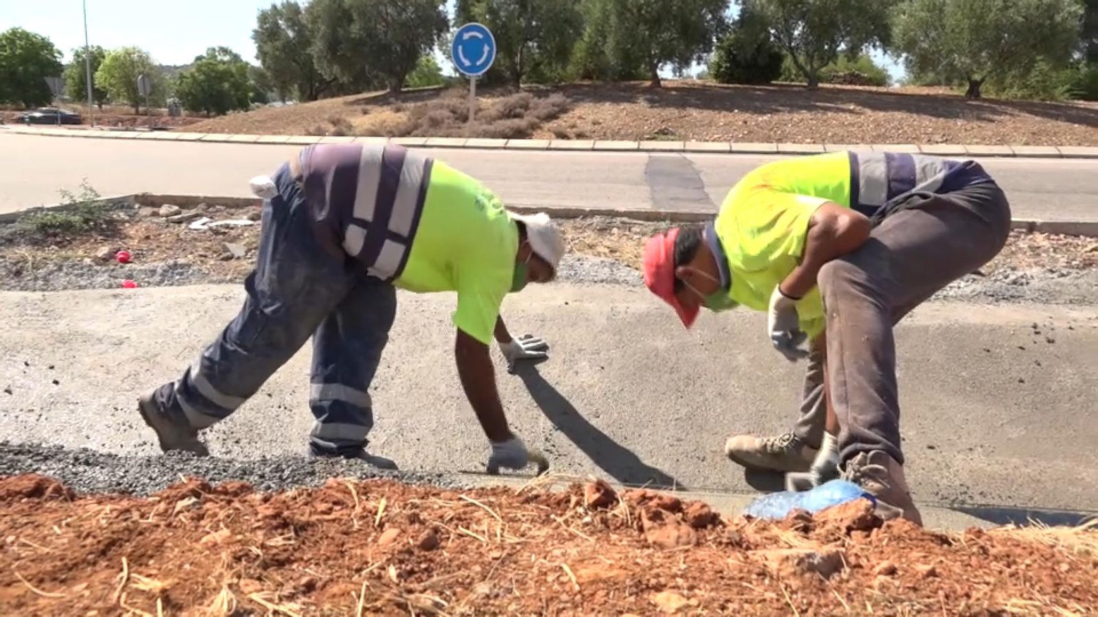 Dos treballadors de la construcció a ple sol, mentre treballaven aquest dimecres