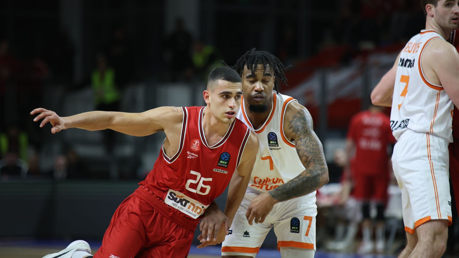 Yam Madar i Chris Jones, durant el partit a Samokov