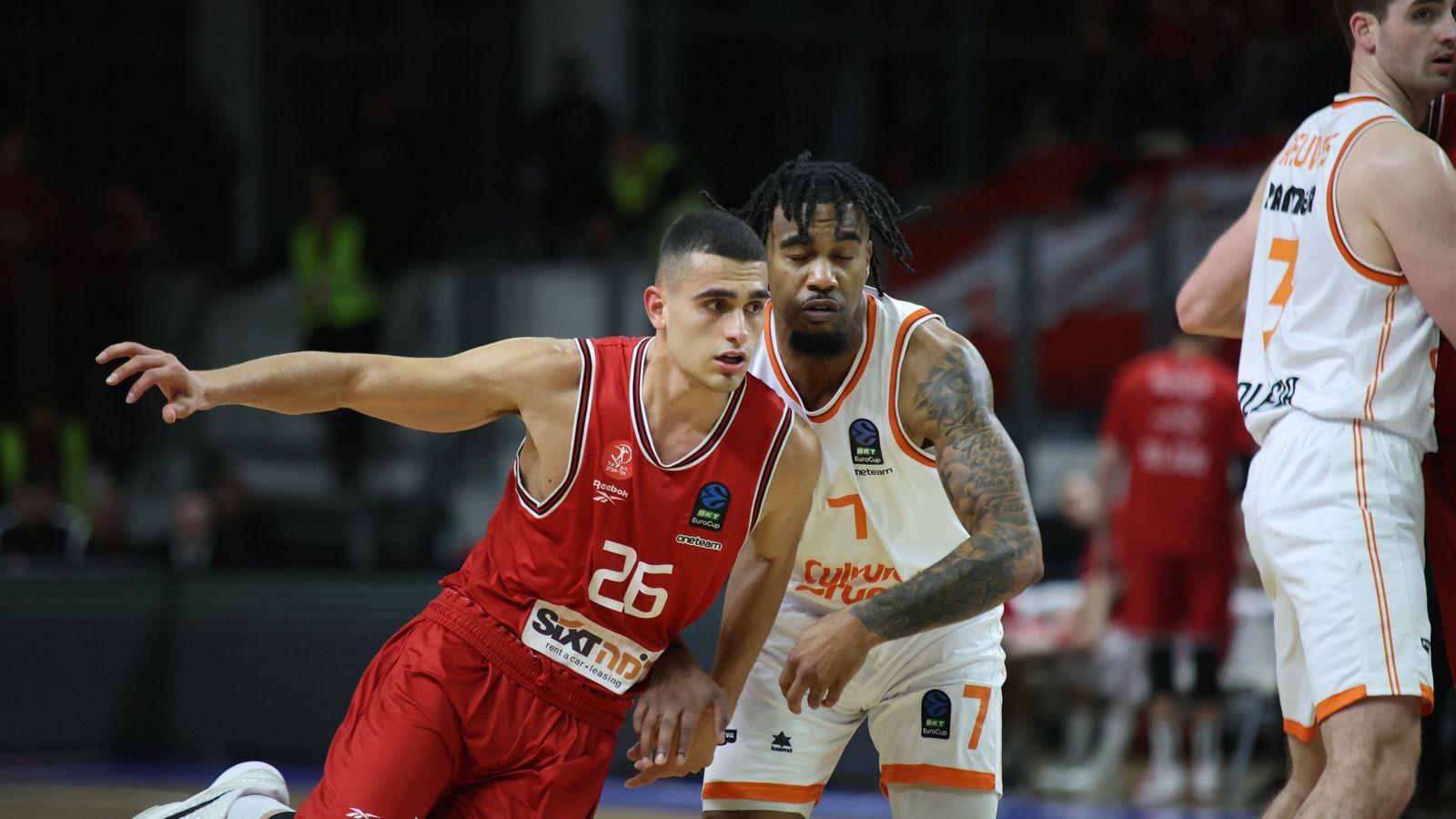 Yam Madar i Chris Jones, durant el partit a Samokov