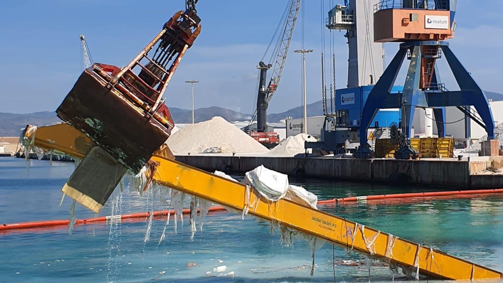 Extracció dels contenidors del vaixell bolcat al port de Castelló
