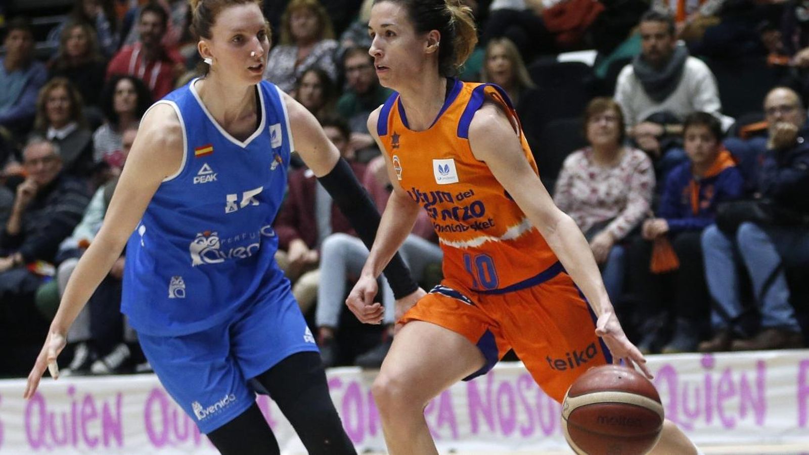 Queralt Casas i Laura Gil, en una acció del partit de la temporada passada