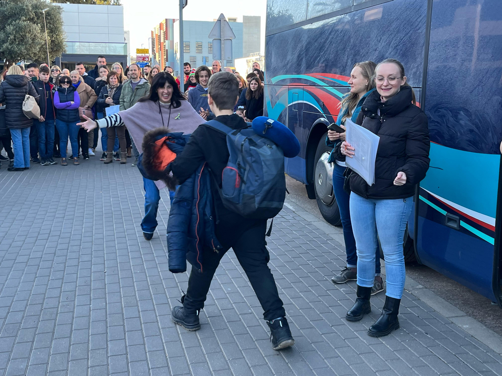 Moment de l'encontre entre les famílies valencianes d'acollida i els menors ucraïnesos