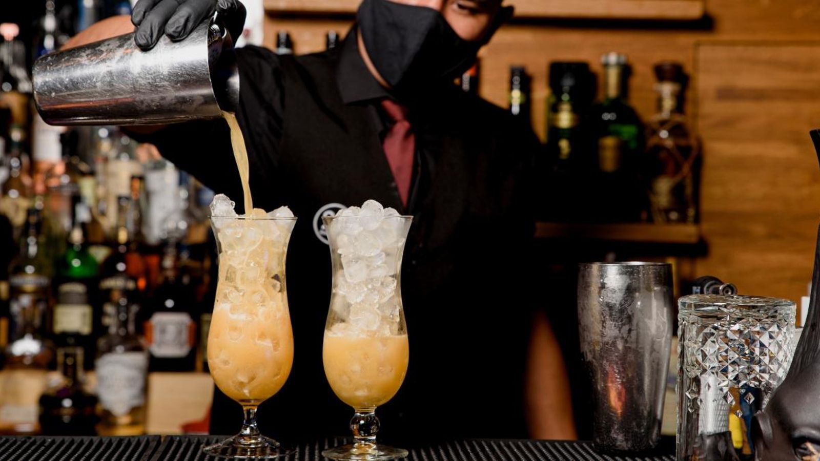Un cambrer prepara un còctel en un local d'Alacant