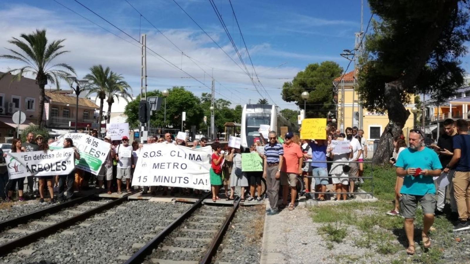 El veïnat de la Canyada ha tallat aquest diumenge les vies de Metrovalència