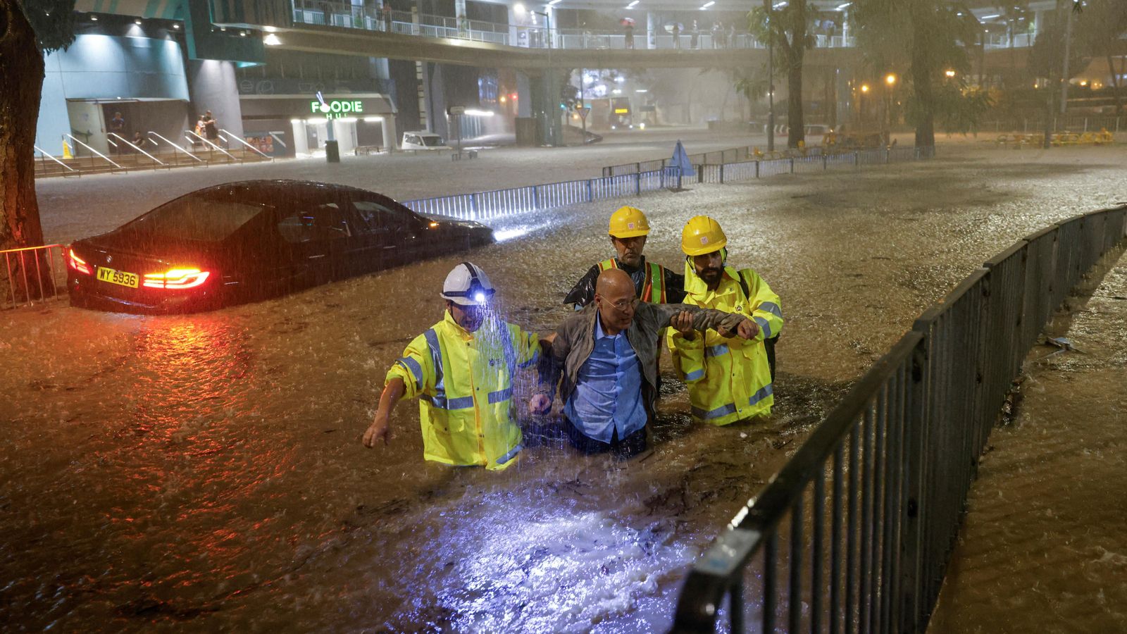 En imatge, el rescat d'un conductor atrapat per la inundació d'un dels carrers de la ciutat