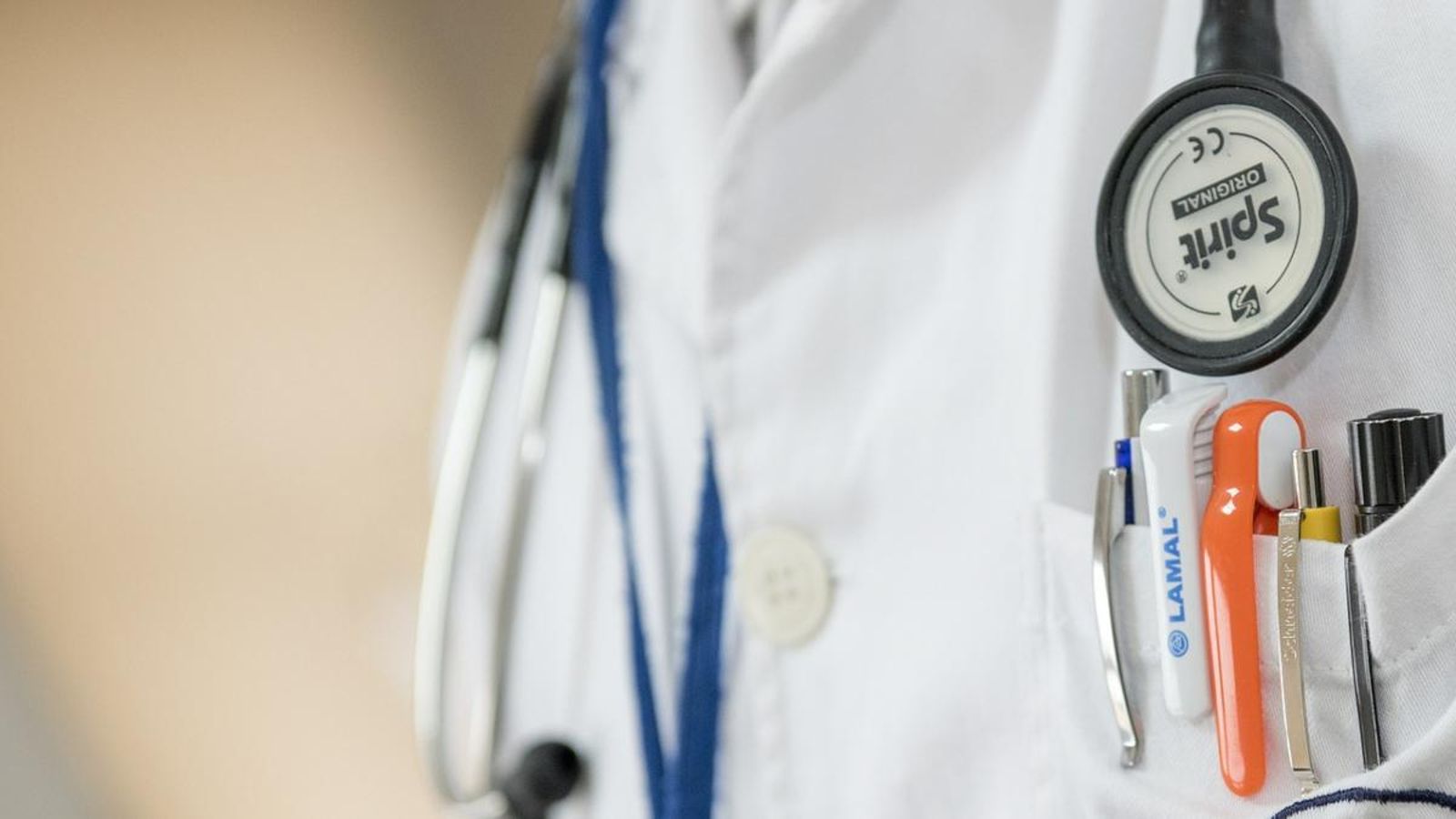 Detall de la bata d'un sanitari en una imatge d'arxiu
