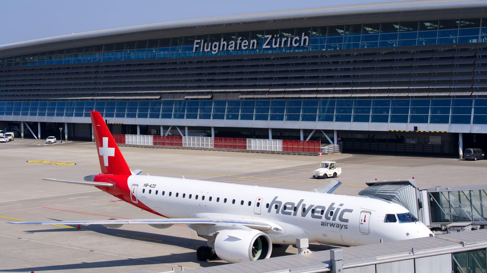 Imatge d'arxiu de l'aeroport de Zurich, on s'ha suspés, com en la resta del país, el tràfic aeri aquest dimecres