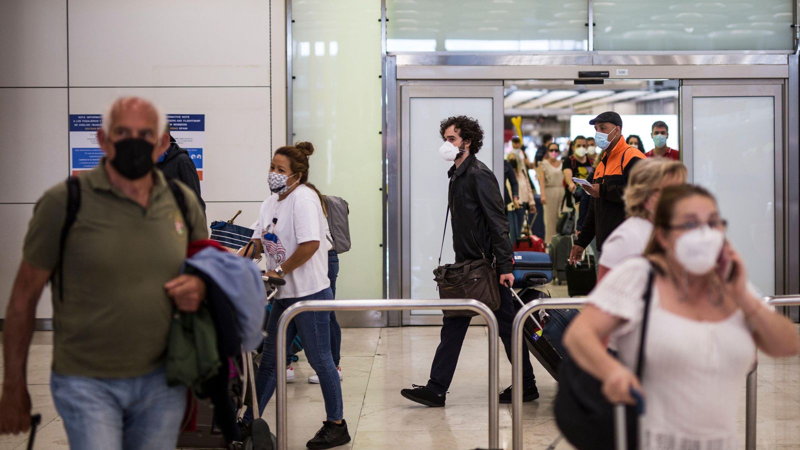 Passatgers d'un vol procedent de Quito a la T4 de Madrid