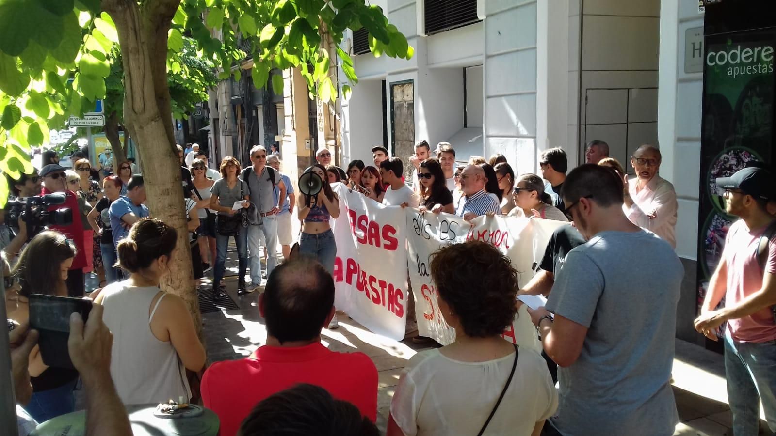 Volen cridar l'atenció sobre el perill que suposen les cases d'apostes als barris més afectats per la crisi.
