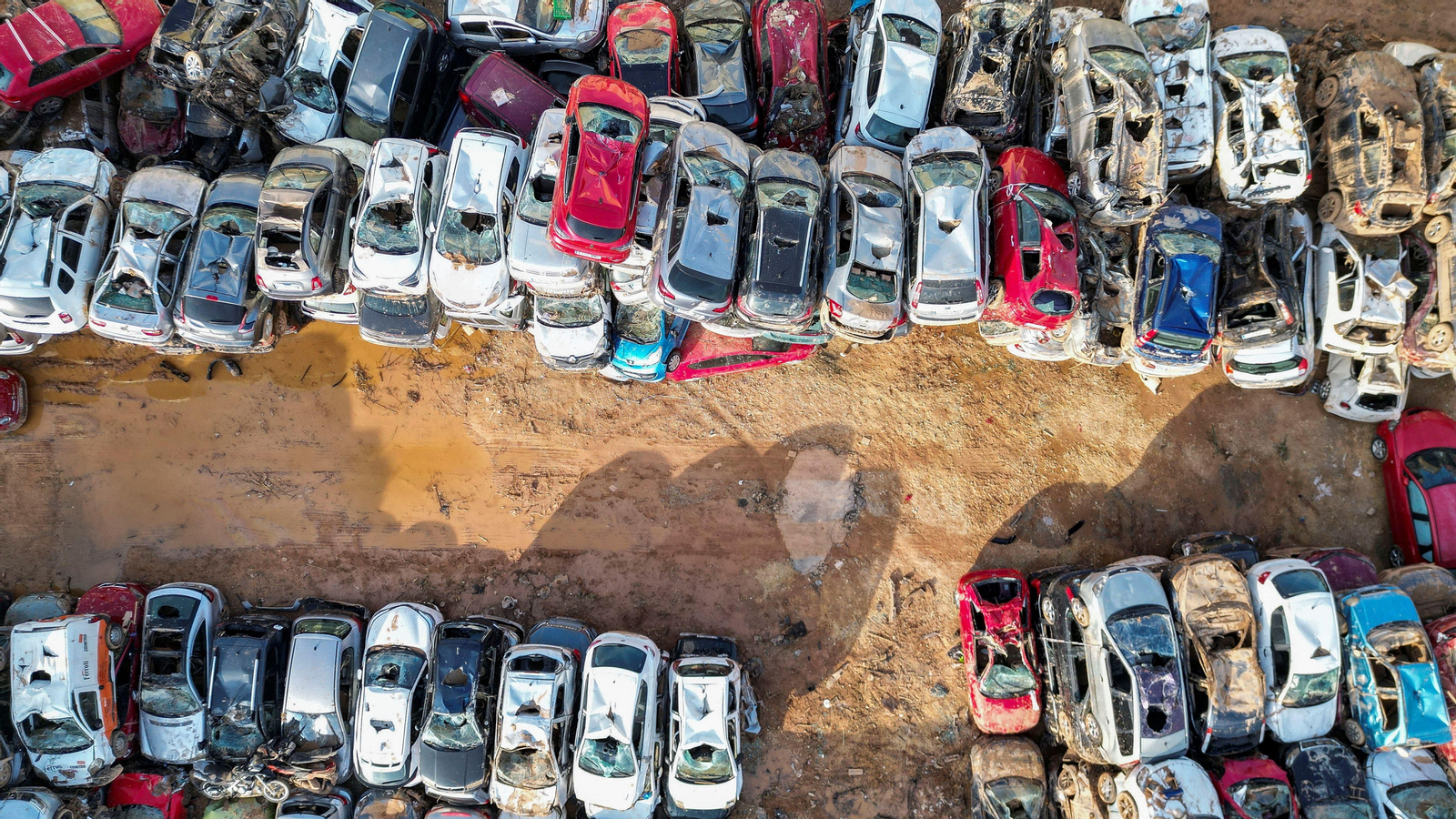 Desenes de vehicles destrossats a Paiporta