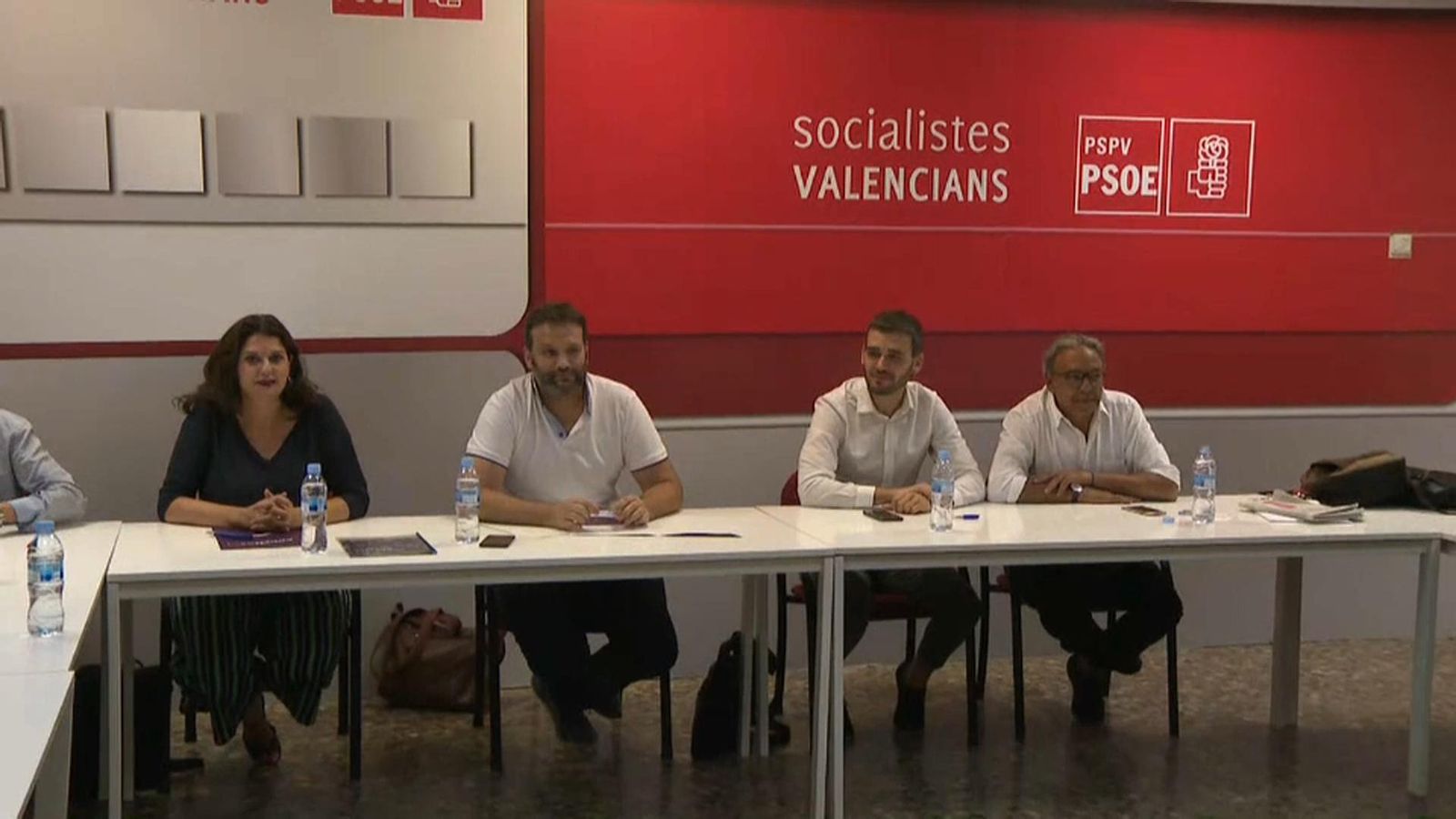 De dreta a esquerra, el portaveu del PSPV, Manuel Mata, el portaveu de Compromís, Fran Ferri, i el coordinador de Podem a les Corts, César Jiménez