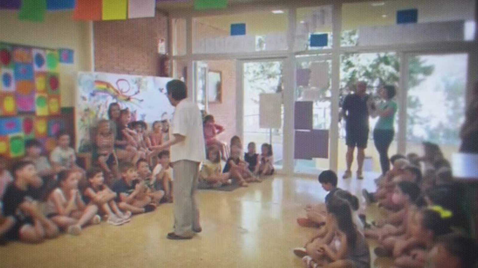 Xiquets i xiquetes de Barx canten a Marifé la cançó La mestra de #ZooPosse