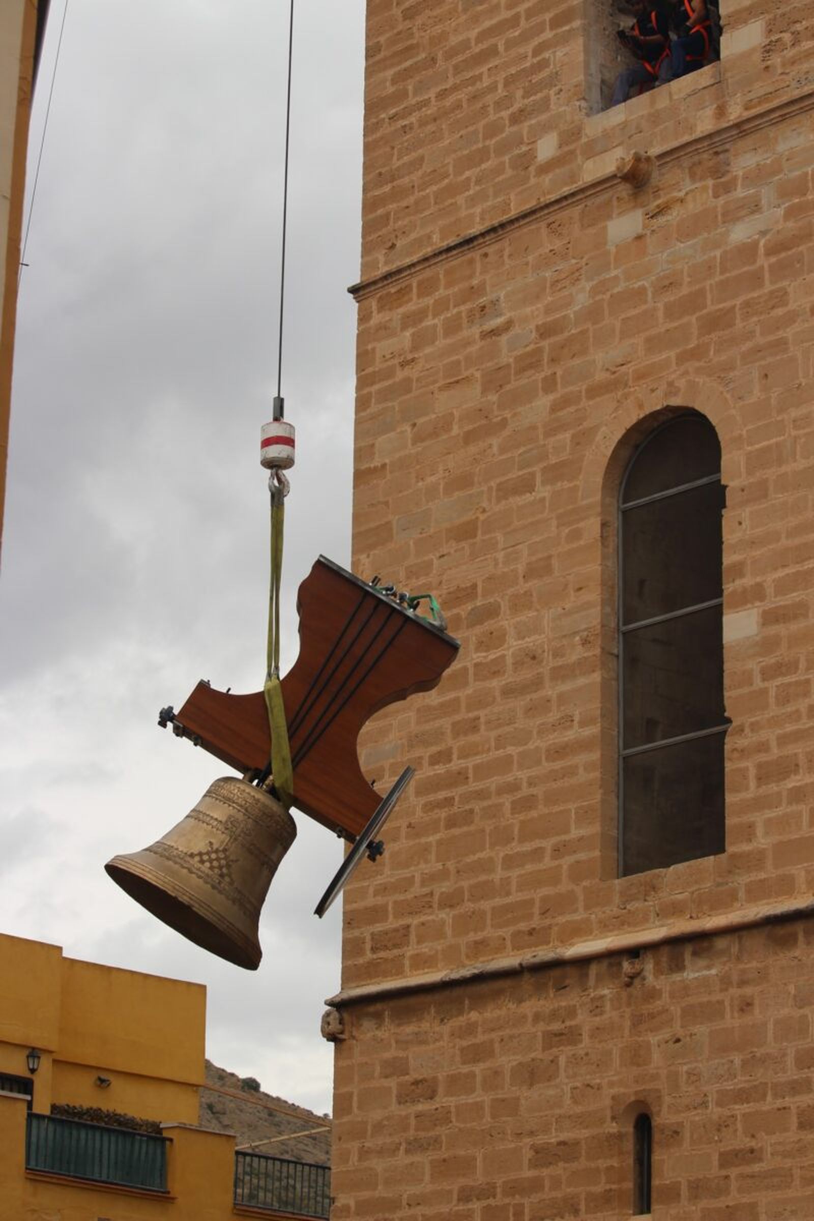 Moment en que isen una de les camapanes per a tornar a instal·lar-la en la Torre de la Catedral d'Orihuela