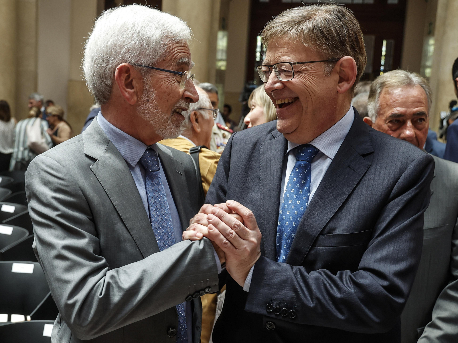 L'expresident de la Generalitat, Joan Lerma, saluda el cap del Consell, Ximo Puig
