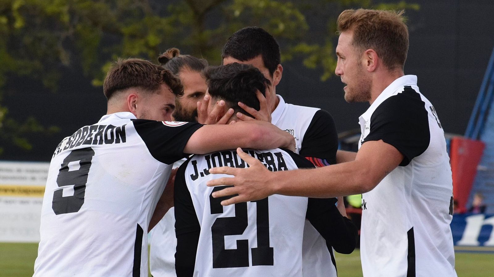 Els jugadors de l'Eldenc celebren el gol