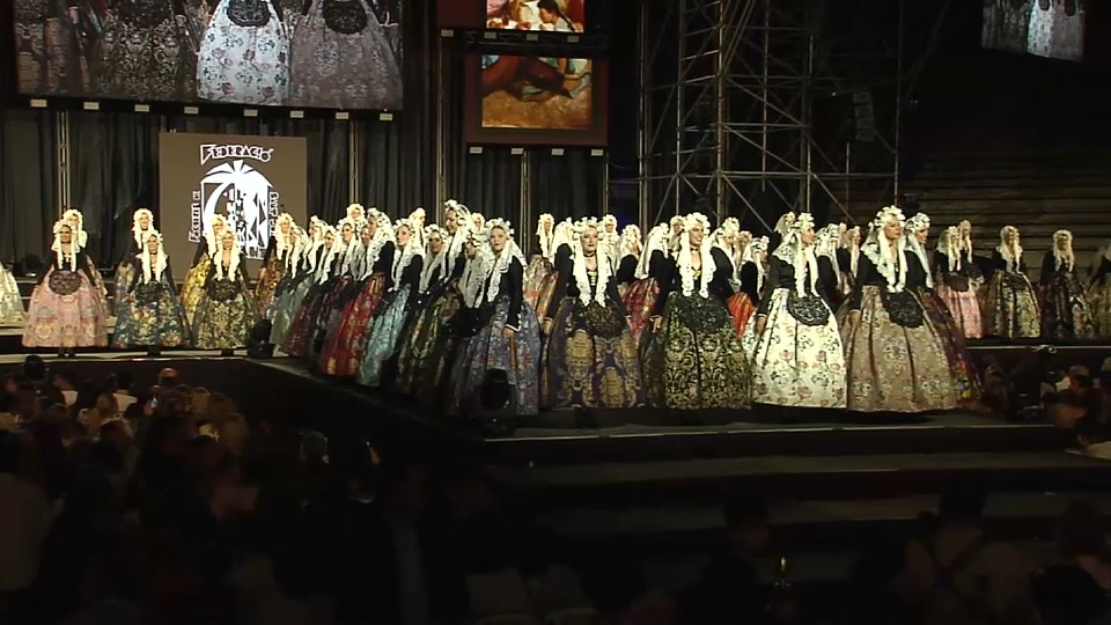 Tercera desfilada de l'acte, amb les candidates abillades amb el vestit de nóvia alacantina i la mantellina