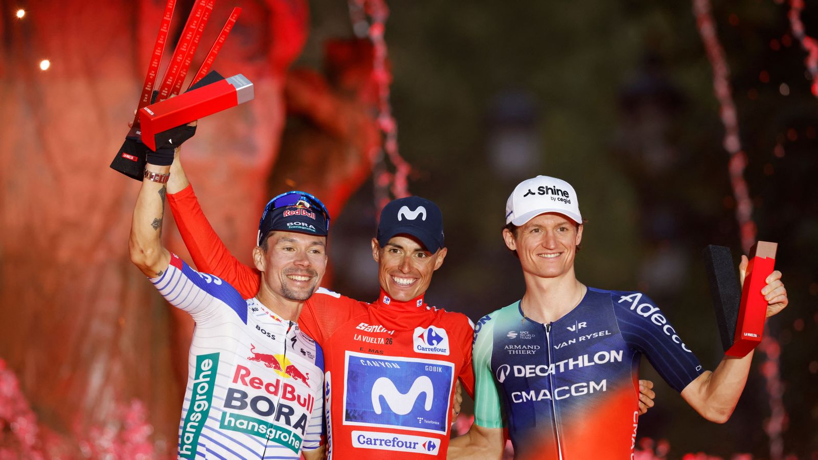 Enric Mas, al pòdium final, acompanyat per Primoz Roglic (e) i Felix Gall (d)