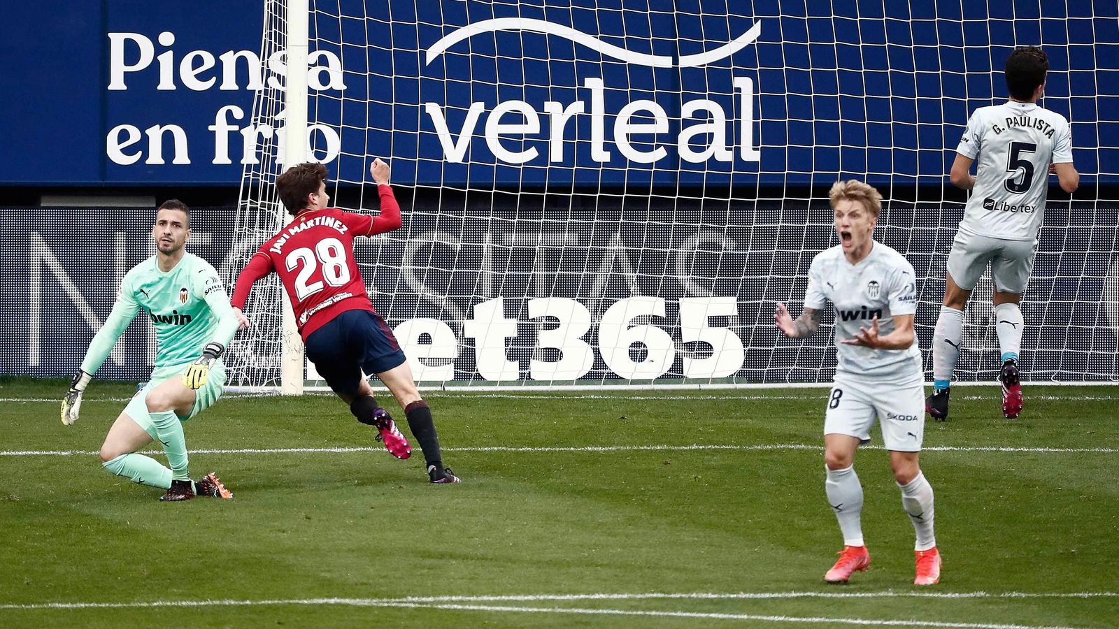 Els jugadors del València es lamenten del primer gol de l'Osasuna