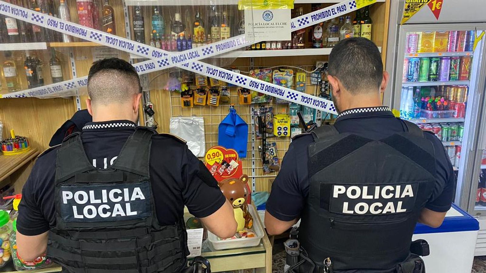 Dos agents en un dels establiments precintats