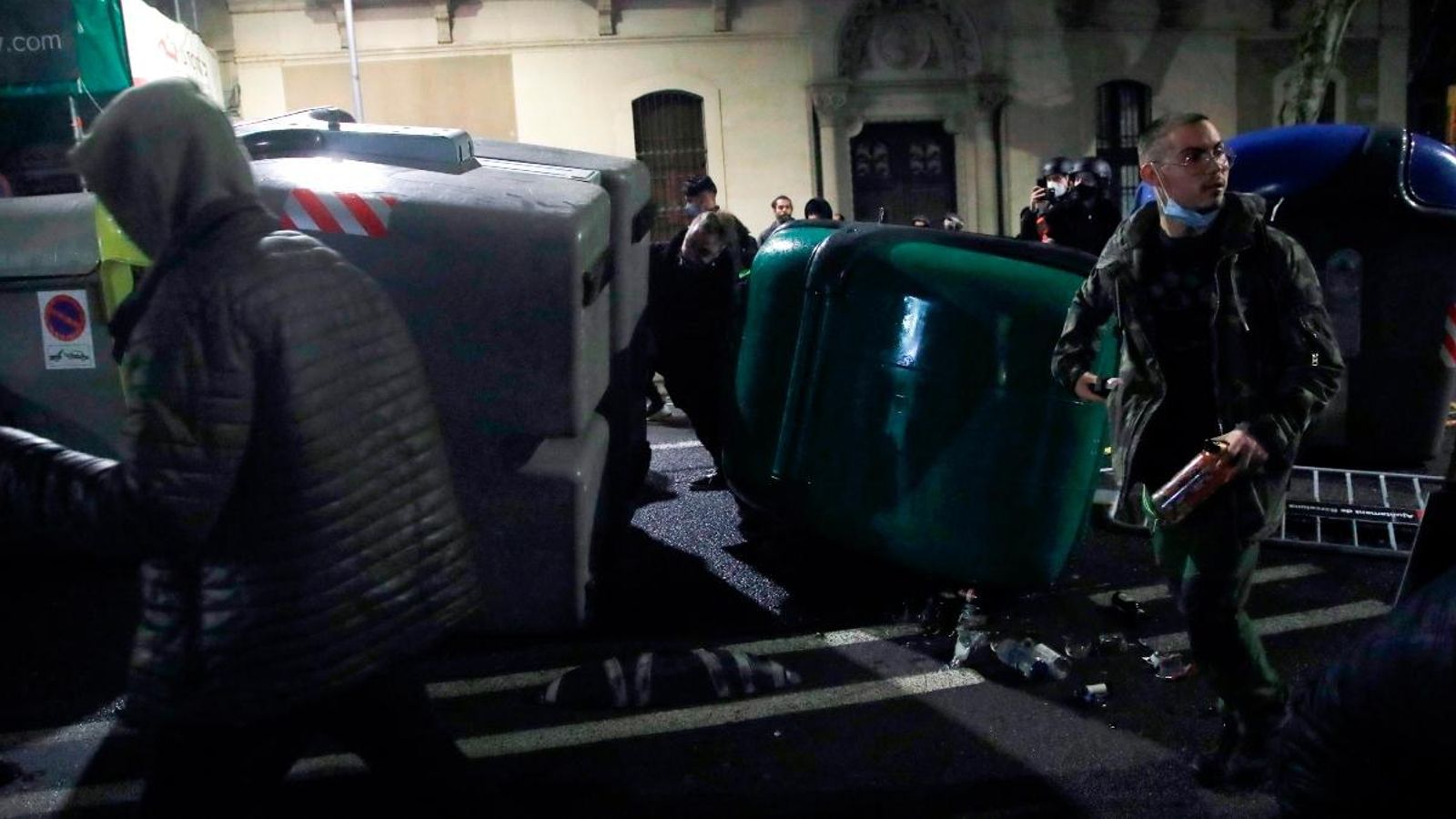 Manifestants bolquen contenidors durant a una nova manifestació per la llibertat de Pablo Hasel