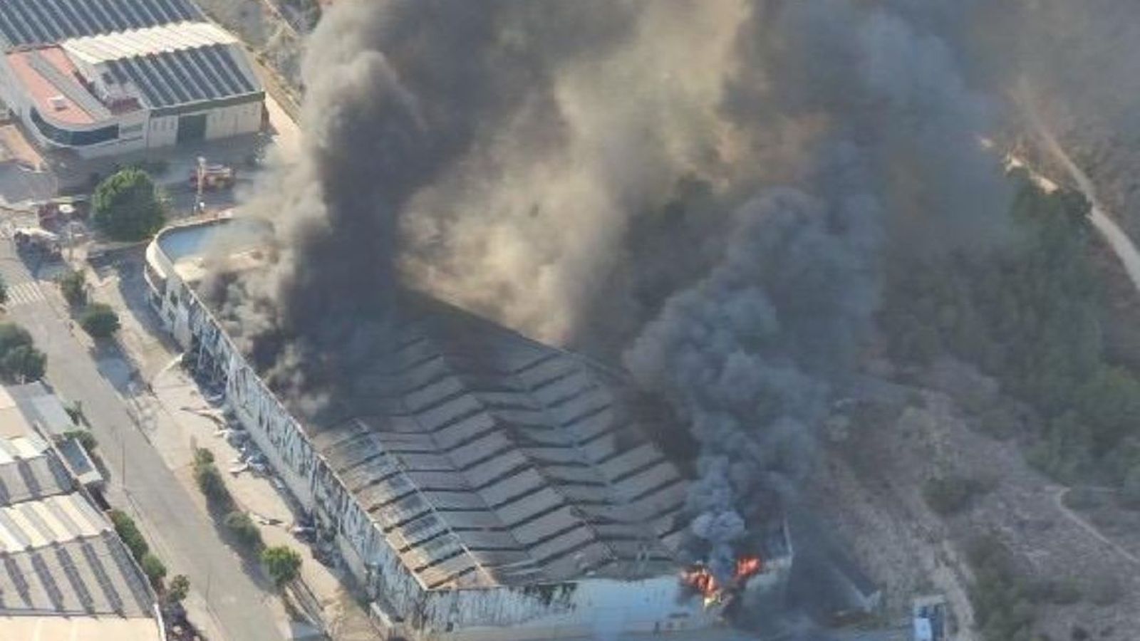 El foc crema una fàbrica a Asp