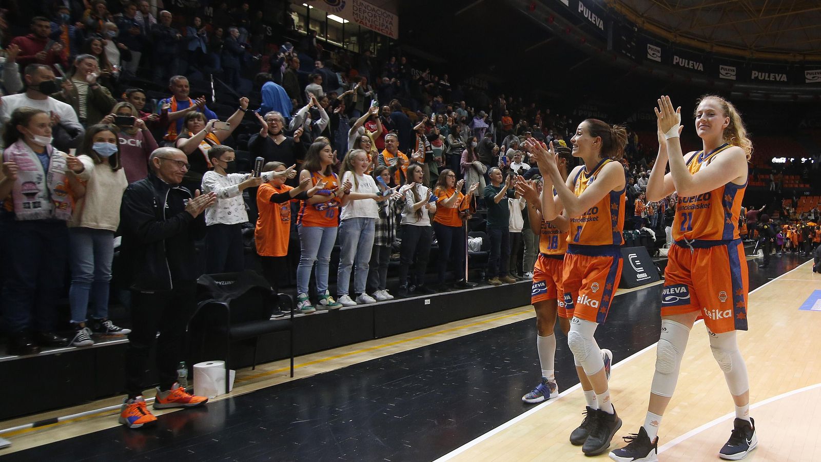 El València Basket celebra amb la Fonteta la classificació per a les semifinals de la LLiga Femenina Endesa