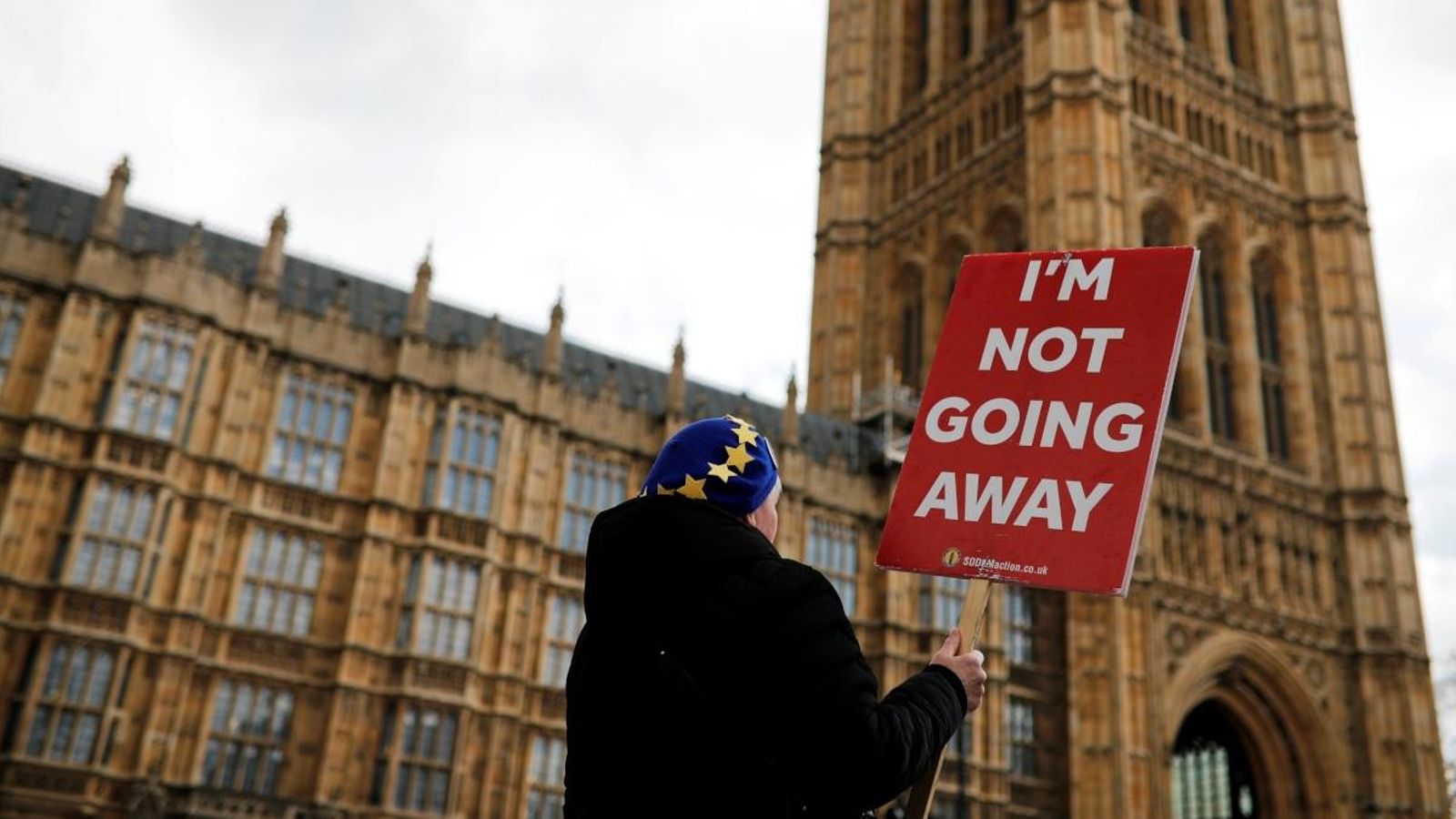 Un manifestant anti-Brexit es manifesta aquest dimecres davant del Parlament a Londres