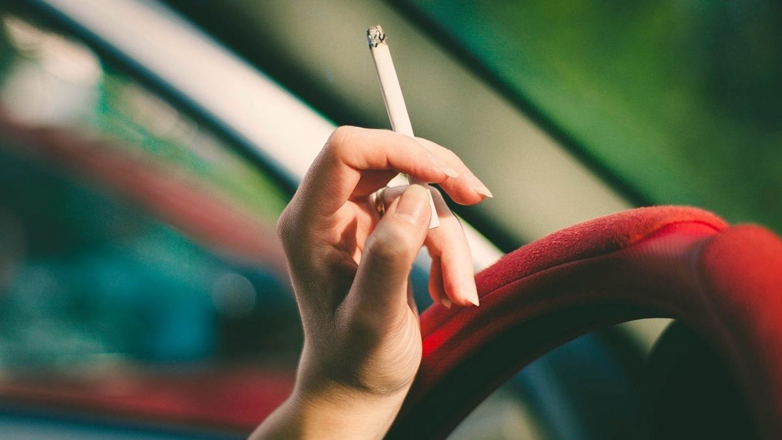 Imatge d'arxiu d'una dona fumant amb un cigar