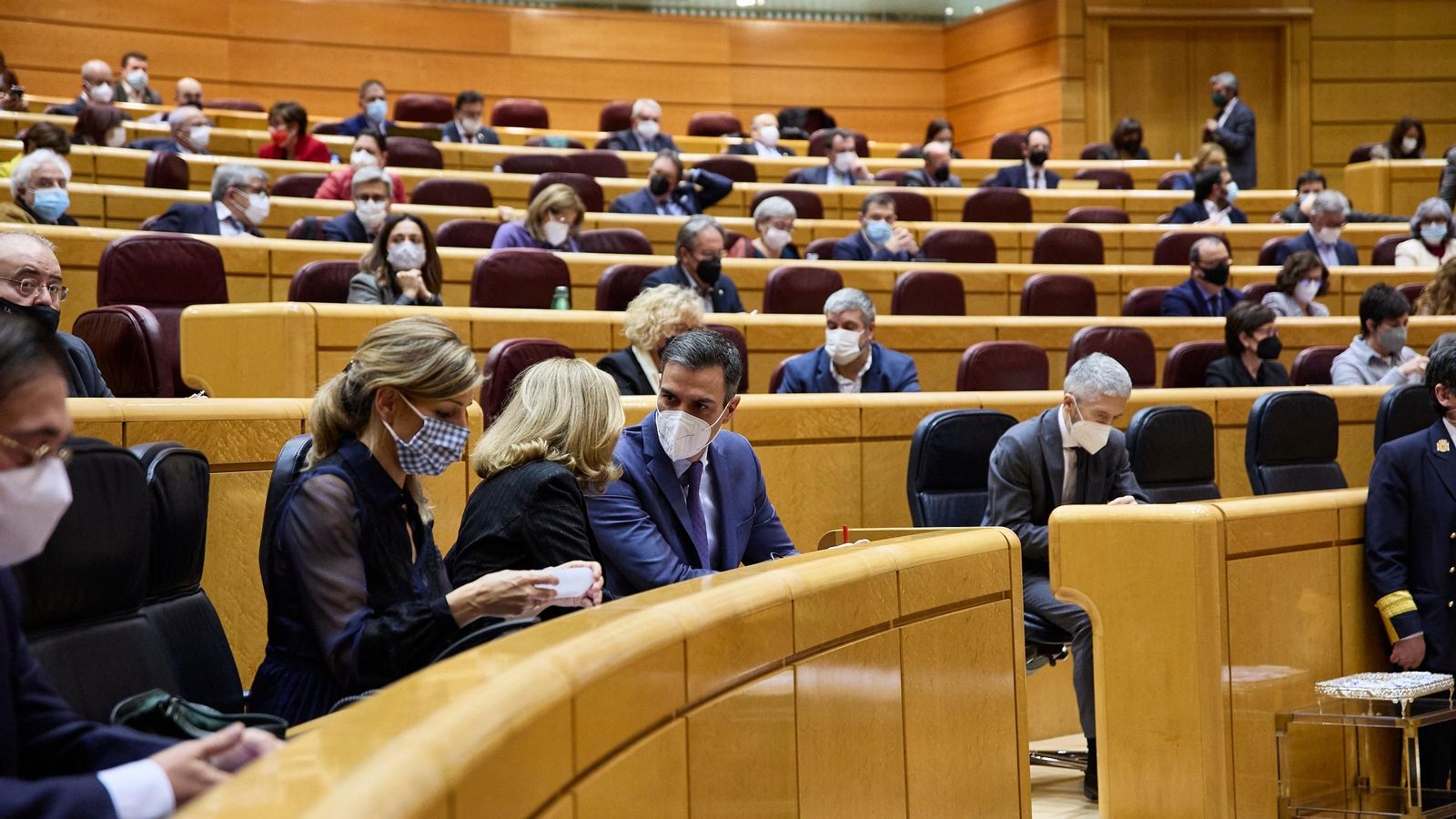 La vicepresidenta segona i ministra de Treball i Economia Social, Yolanda Díaz; la vicepresidenta primera del Govern i ministra d'Assumptes Econòmics i Transformació Digital, Nadia Calviño i el president del Govern, Pedro Sánchez La vicepresidenta segona i ministra de Treball i Economia Social, Yolanda Díaz; la vicepresidenta primera del Govern i ministra d'Assumptes Econòmics i Transformació Digital, Nadia Calviño i el president del Govern, Pedro Sánchez