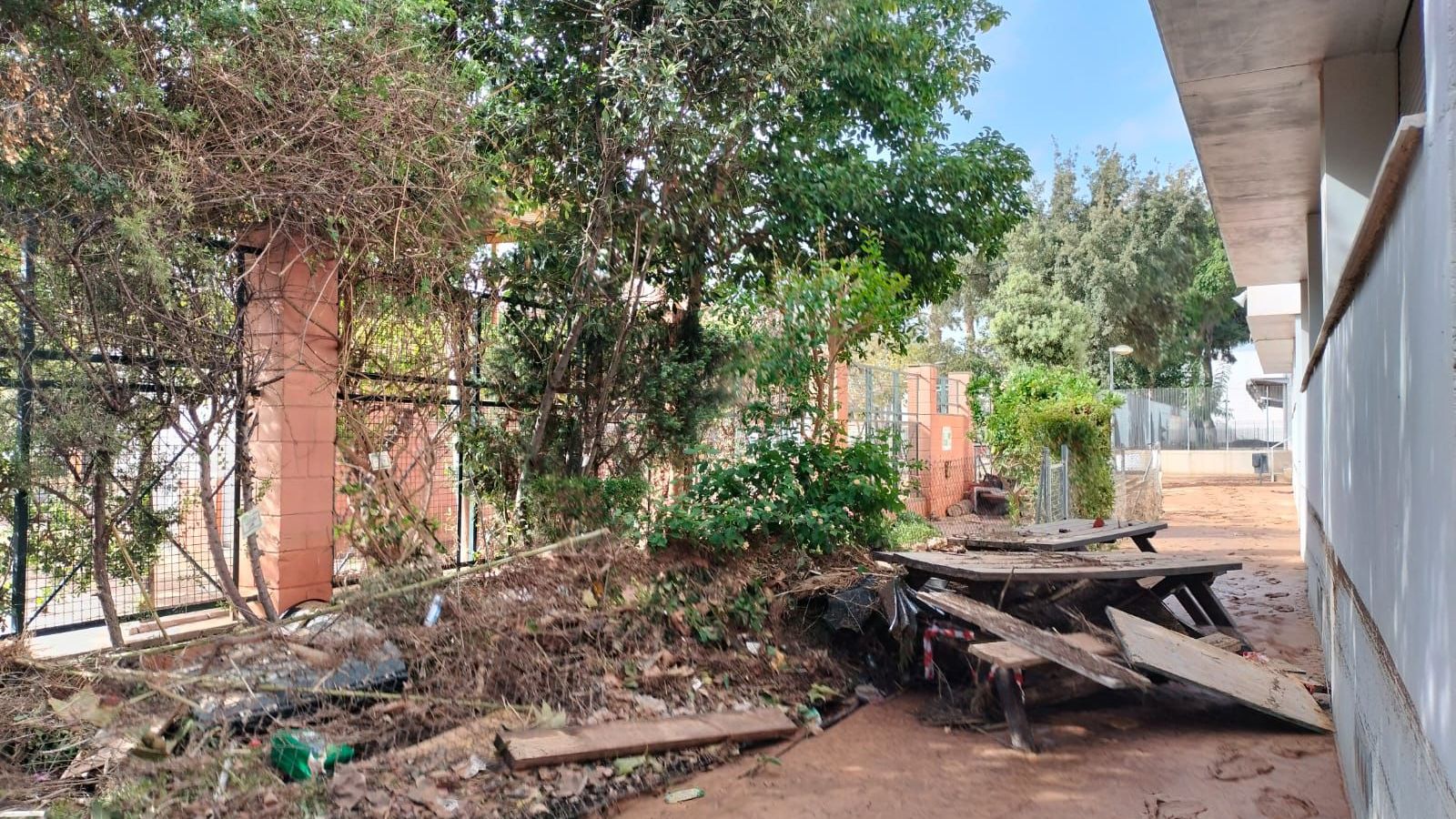 Estat en el qual va quedar l'espai exterior del col·legi Sant Carles Borromeo d'Albal després de la DANA