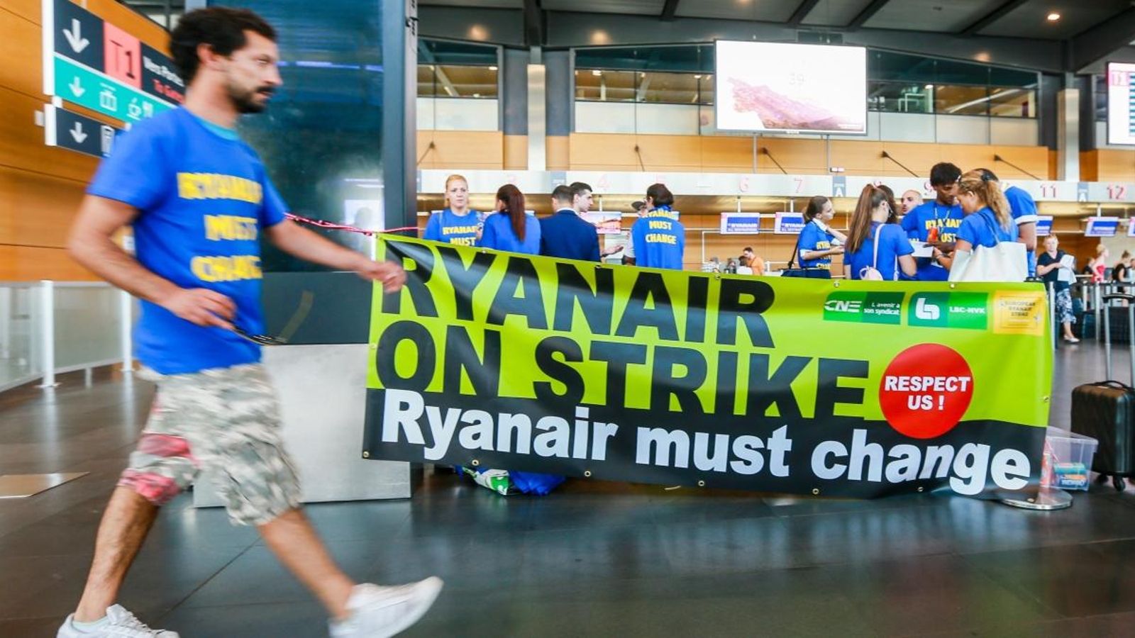 Empleats de l'aerolínia es manifesten hui en l'aeroport de Charleroi, a Bèlgica