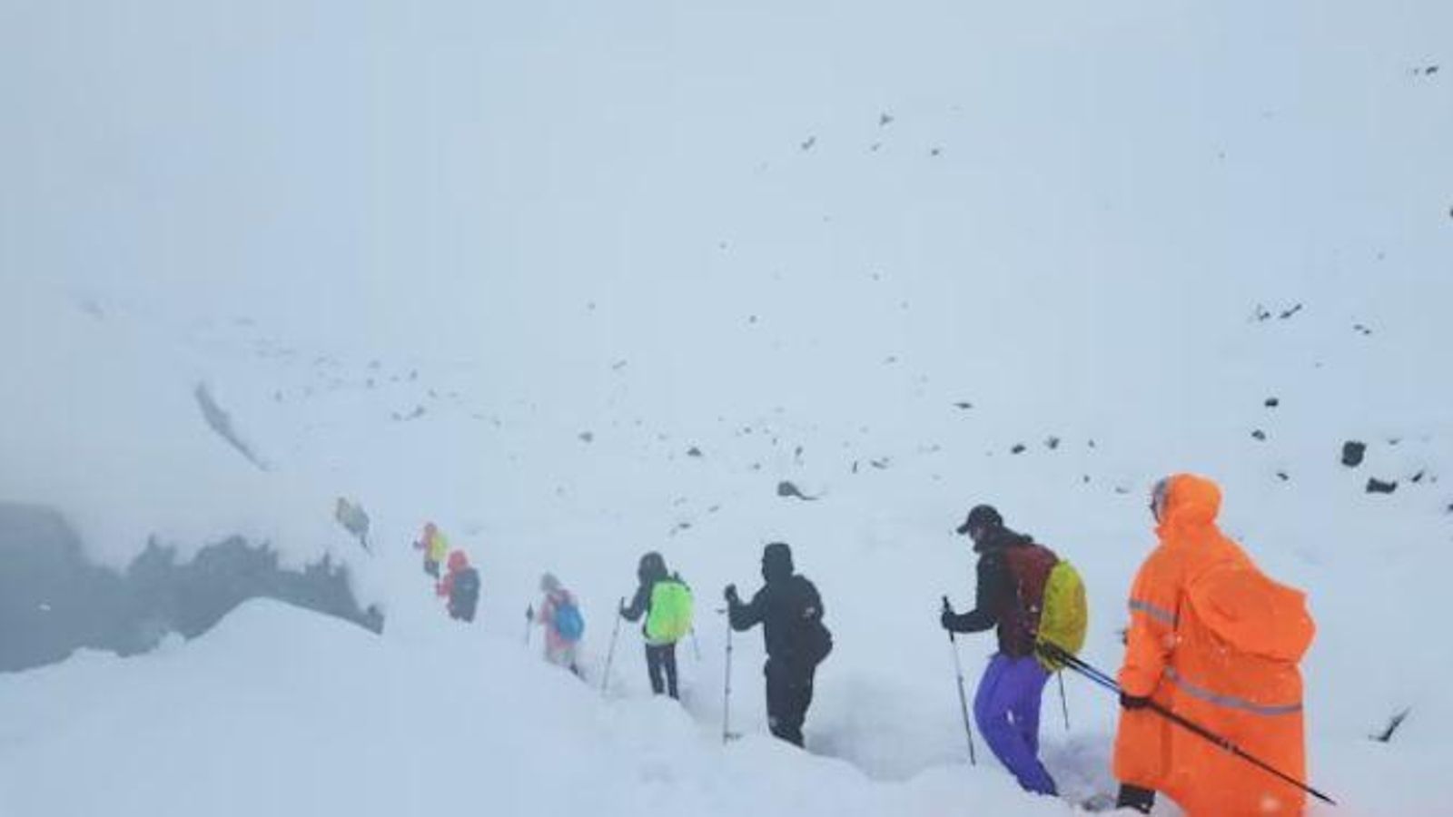Els excursionistes abandonant el seu campament mentre intenses nevades assotaven l'Himàlaia, a la regió del Tibet, la Xina, el passat 5 d'octubre