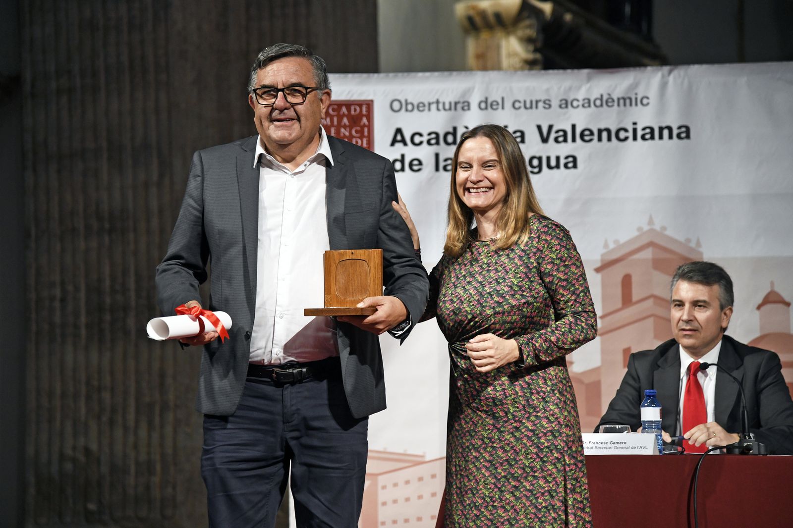 Lliurament de la Medalla de l'AVL 2026 a la revista Saó, recollida pel seu director Vicent Boscà