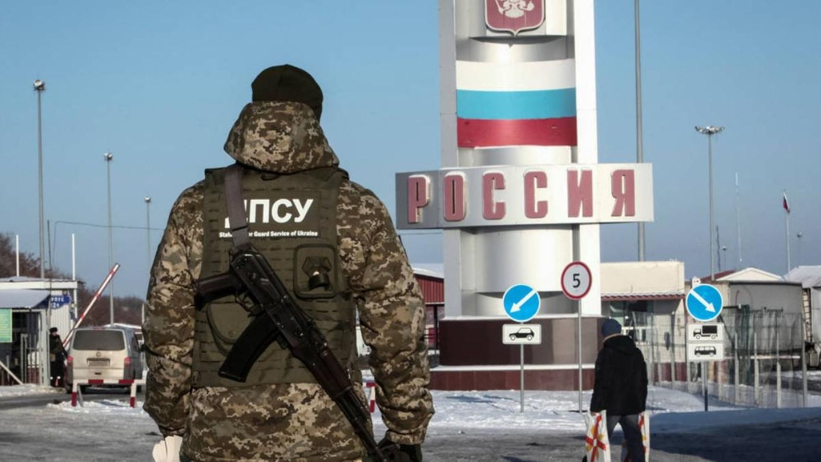 Un agent de la Guàrdia de Fronteres d'Ucraïna a la frontera amb Rússia, a la província de Khàrkiv, el 28 de novembre del 2018