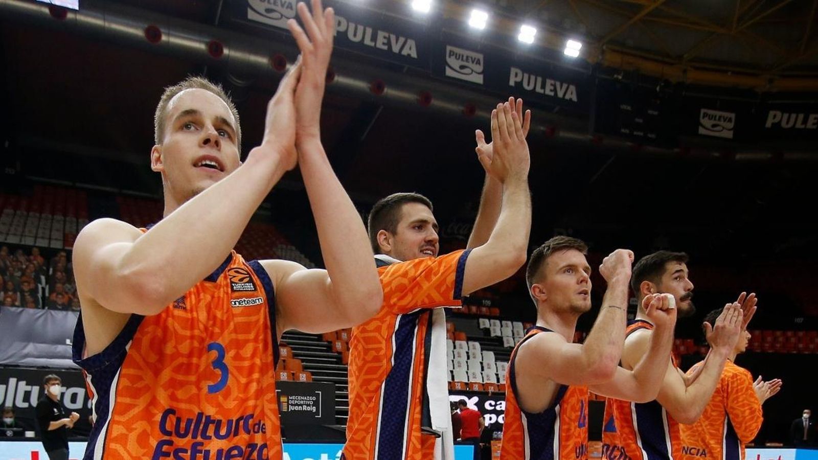 L'equip taronja celebra la victòria contra el CSKA de Moscou a la Fonteta