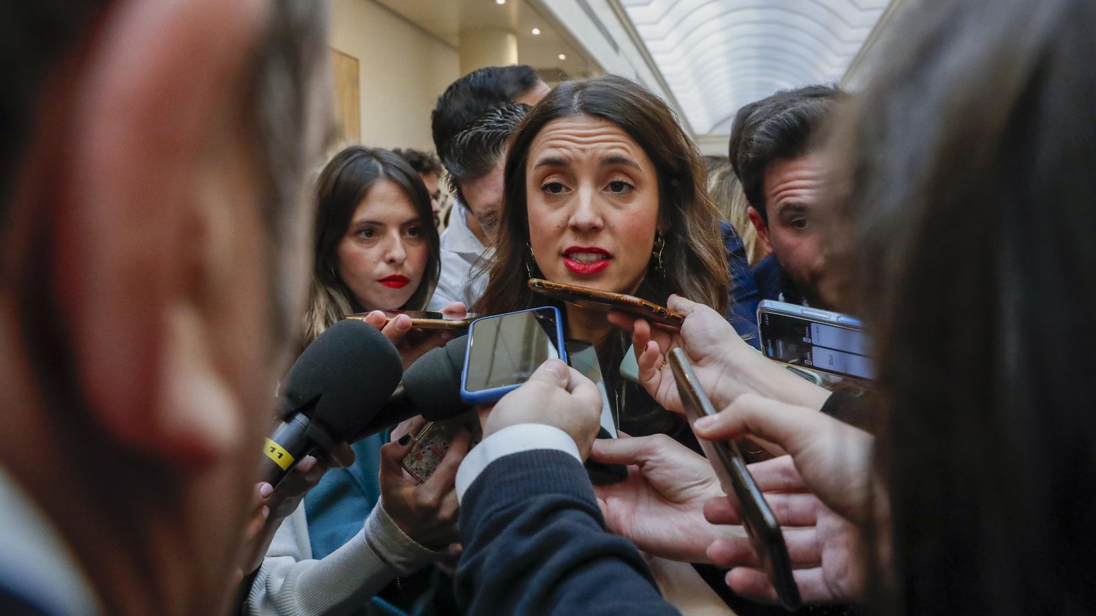 La ministra d'Igualtat, Irene Montero, atenent els mitjans de comunicació a la seua arribada al Senat aquest dimarts