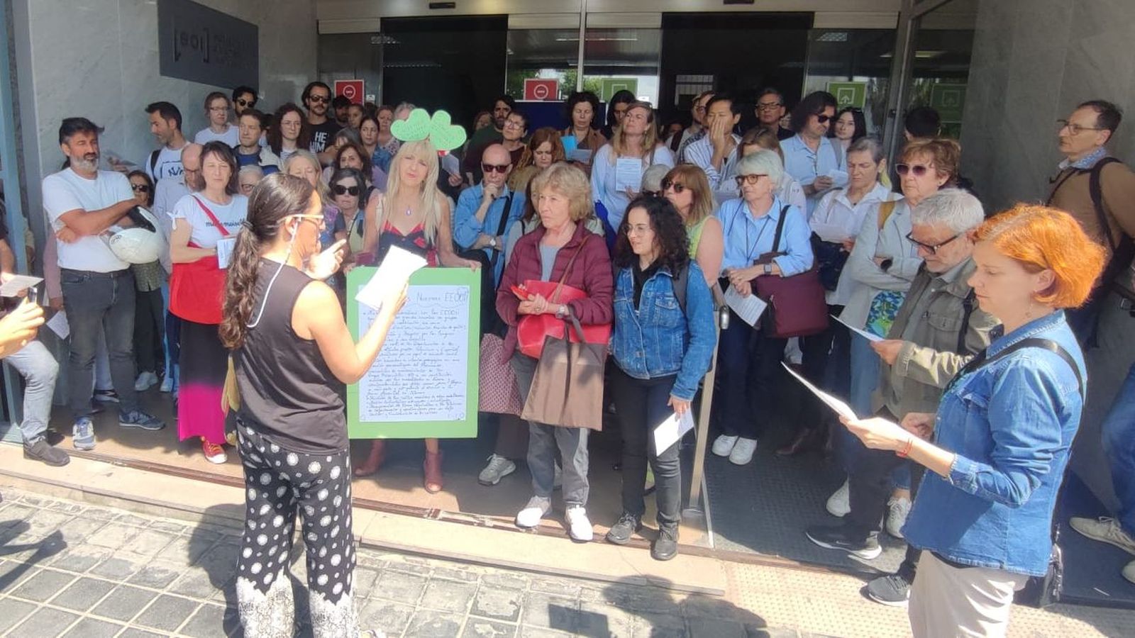 Concentració a la porta de la seu de l'EOI València-Saïdia
