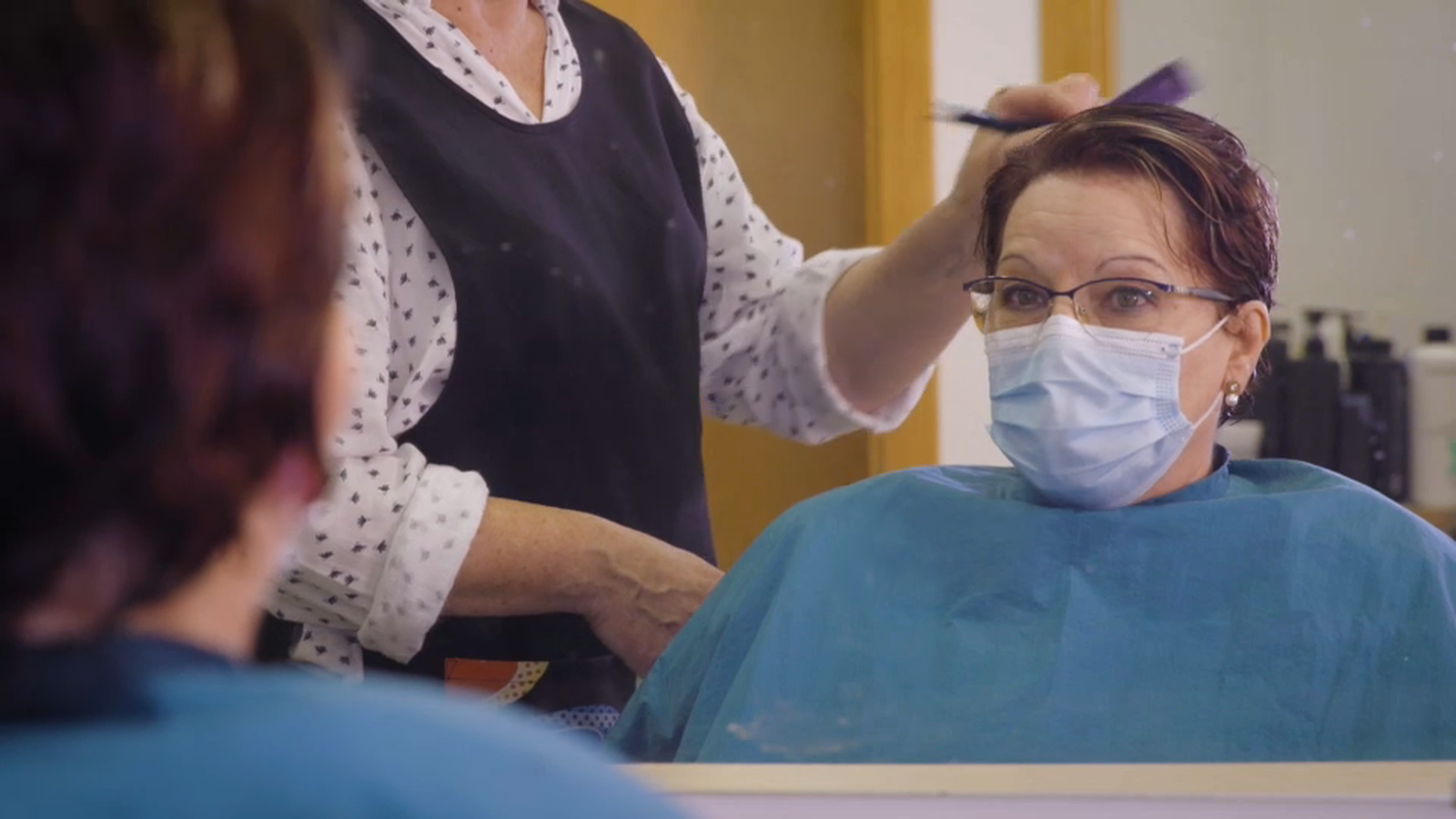 María Amparo viatja de Gorga a Penàguila per a fer ús del servei de perruqueria