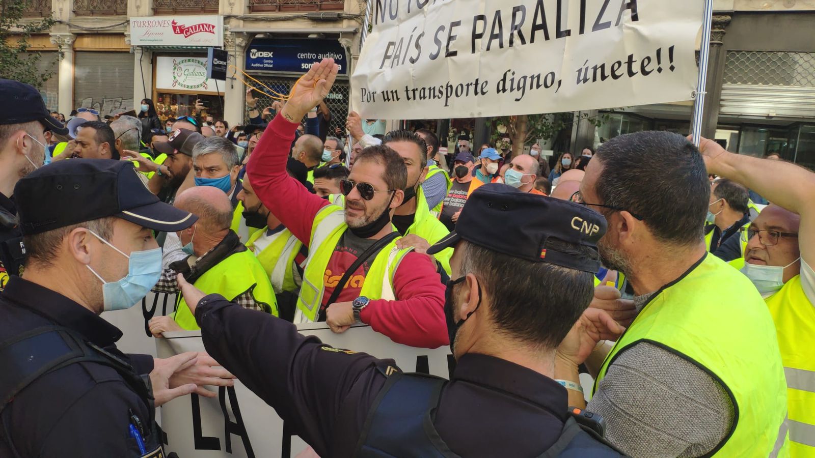 Els transportistes es manifesten davant de l'Olympia