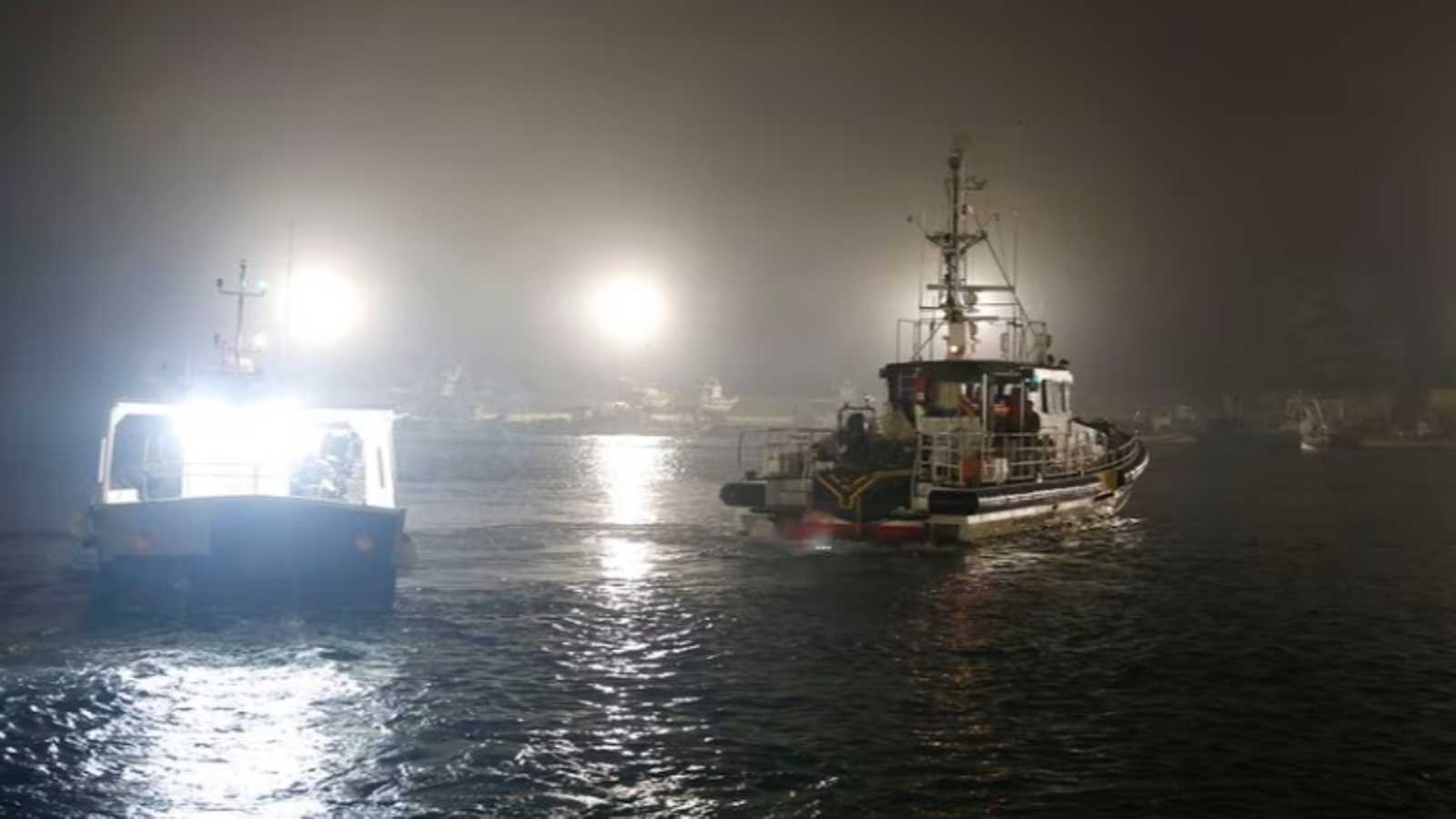 El pesquer 'Mi Daniela', que va ser denunciat per les autoritats de Gibraltar, ix del port de l'Atunara acompanyat per la Guàrdia Civil