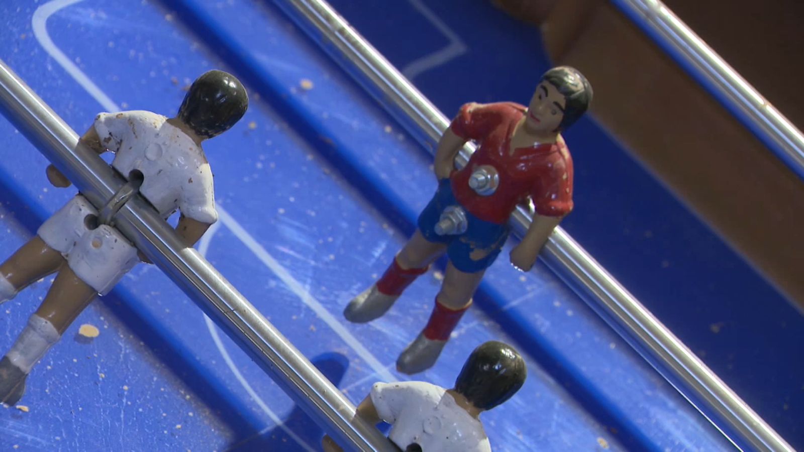 Un dels escassos futbolins del taller de Navarro, situat a Paiporta, que s'han salvat del fang