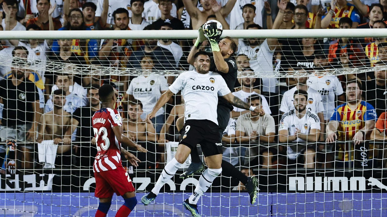Maxi Gómez disputa un baló amb el porter de l'Atlètic de Madrid, Jan Oblak