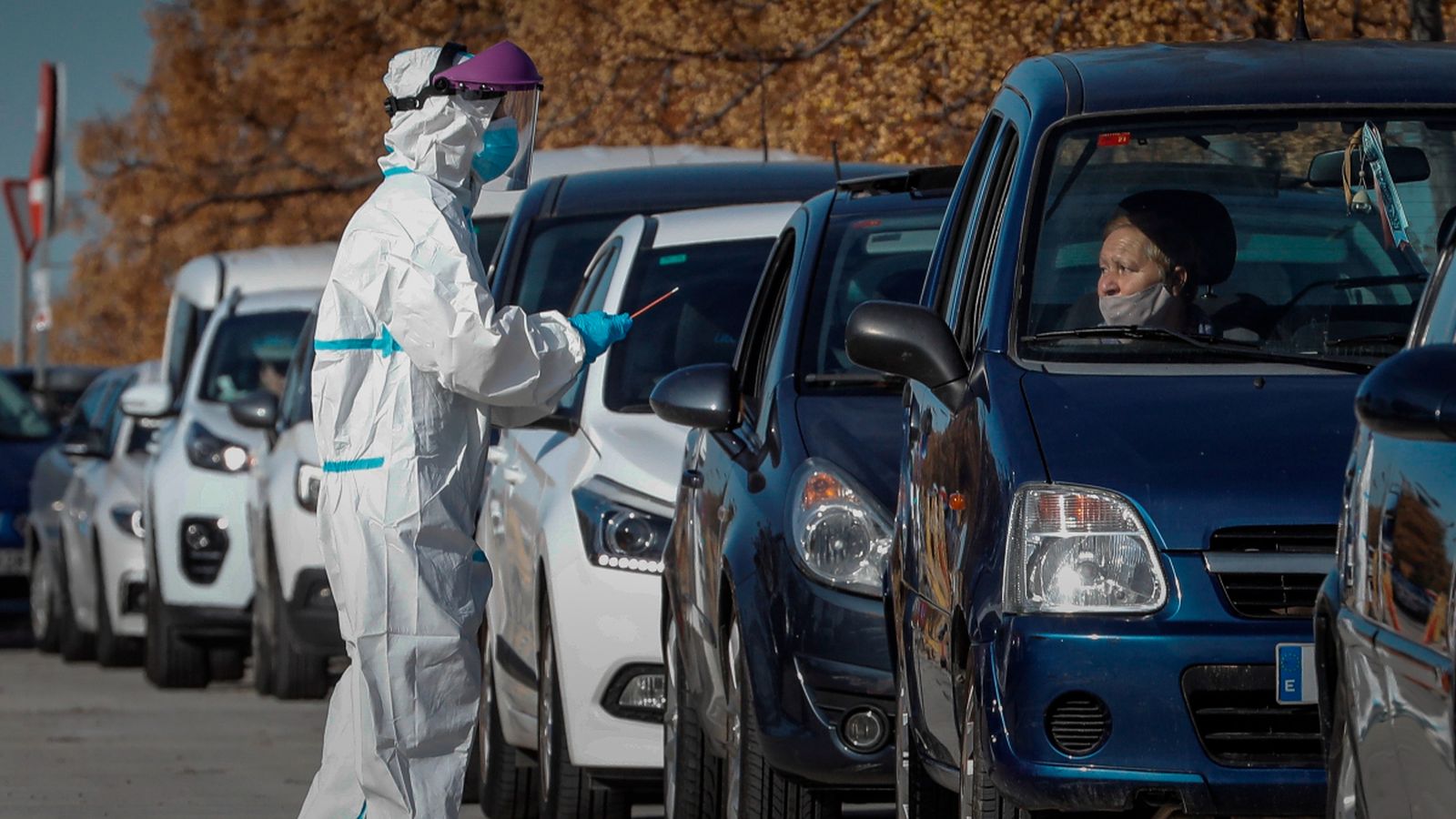 Desenes de cotxes fan cua davant l'hospital de campanya de la Fe de València per a la realització de proves de detecció de covid-19