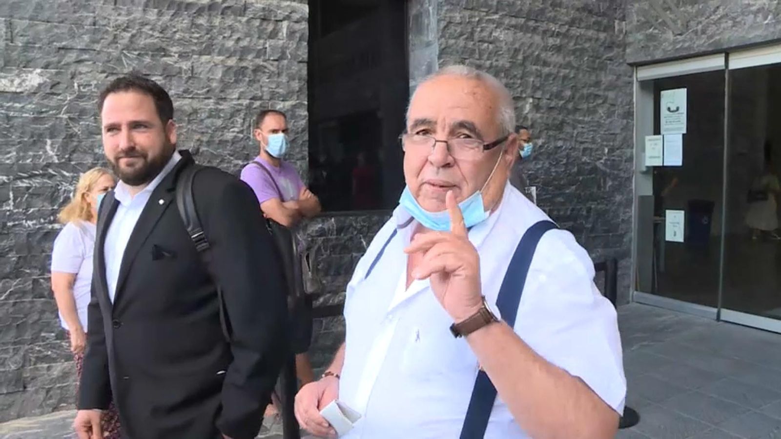 L'empresari Ángel Fenoll (dreta), principal implicat del cas Brugal, a les portes del jutjat aquest dimecres