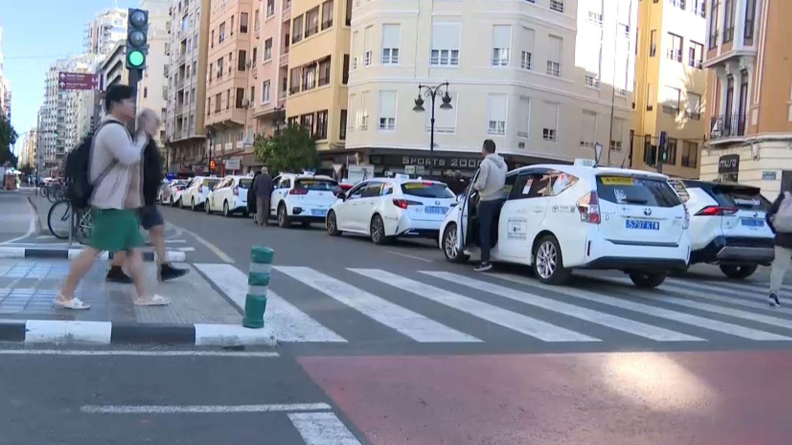 Desenes de taxis col·lapsen el carrer Sant Vicent de València, a l'altura de la plaça d'Espanya, durant la protesta d'este dimarts