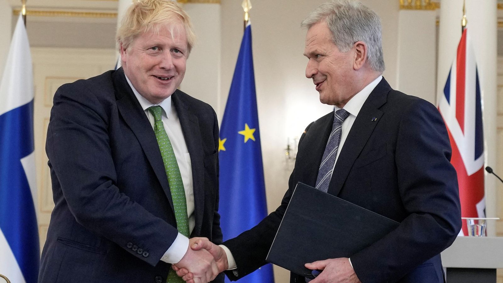 El president finés Sauli Niinistö encaixa mans amb el britànic Boris Johnson a Helsinki en una reunió prèvia al visitiplau a l'ingrés en lOTAN
