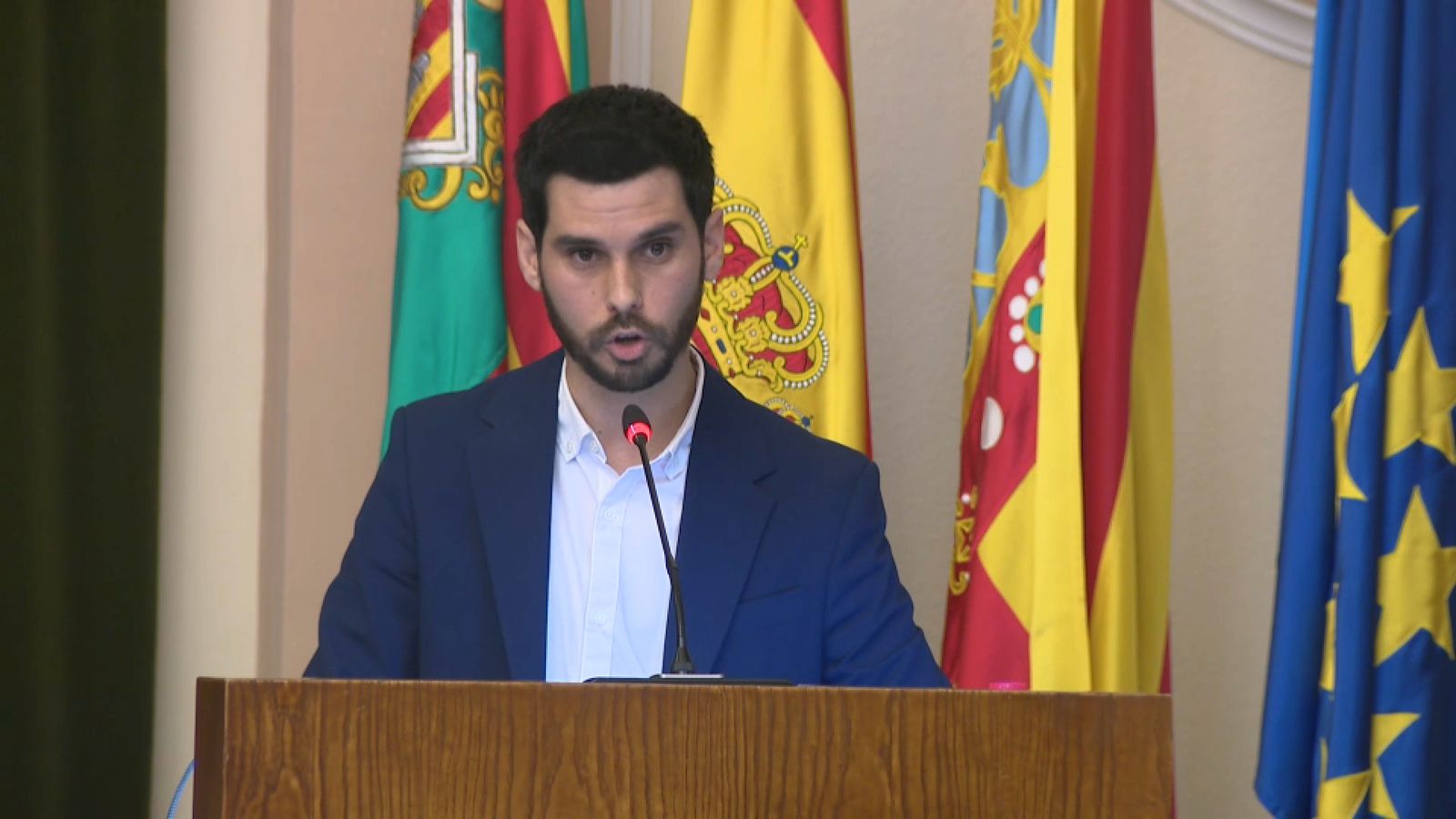 El regidor Cristian Ramírez intervé des del faristol en el plenari municipal