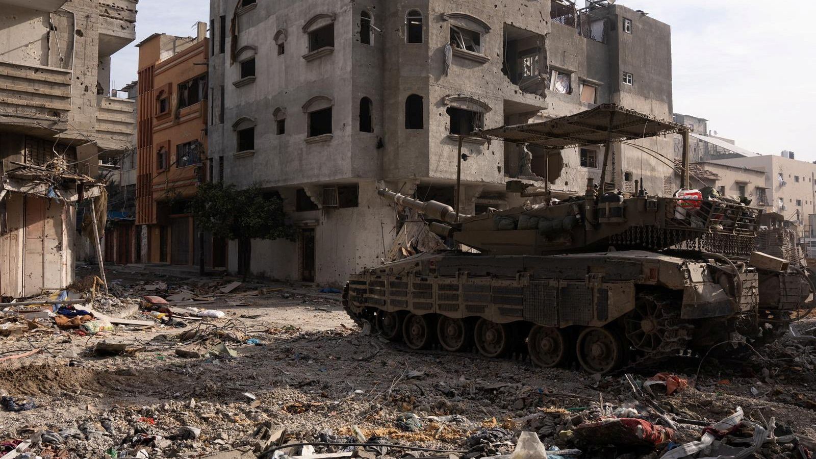 Un tanc israelià patrulla entre els enderrocs de Gaza en una imatge facilitada per la propaganda israeliana