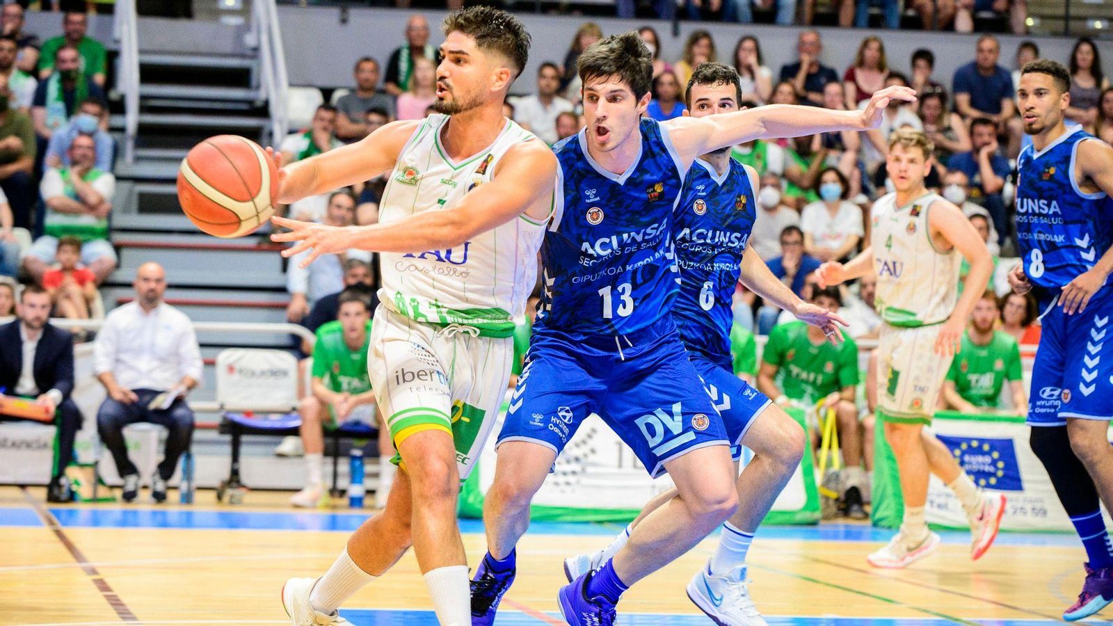 Óscar Alvarado, en una acció del partit